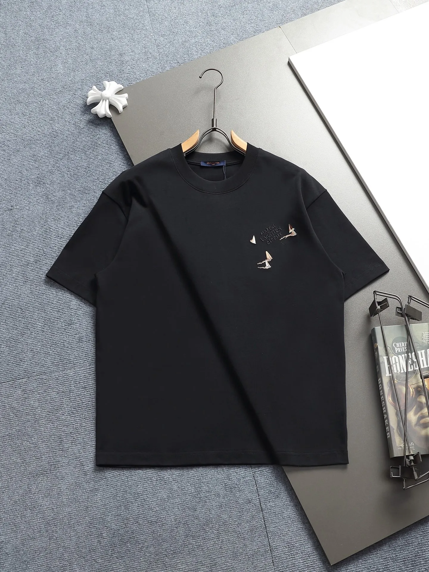 🅿️220 Louis Vuitton/Louis Vuitton High-end craftsmanship 10000 needle embroidery The large sailing ship logo is exquisitely upgraded, inspired by the retro embroidery of the 1980s. The original fabric is the same as the official short-sleeved T-shirt. The fabric is dyed in the same vat. It feels very comfortable. The latest brick cabinet synchronization for spring and summer. Fashionable and personalized. Super versatile and good-looking. It is very suitable for both men and women. A must-have for everyone. Hang tag. Collar label. Washed wheat. Complete with three labels. Color: black, white, blue. Size: S M L XL |